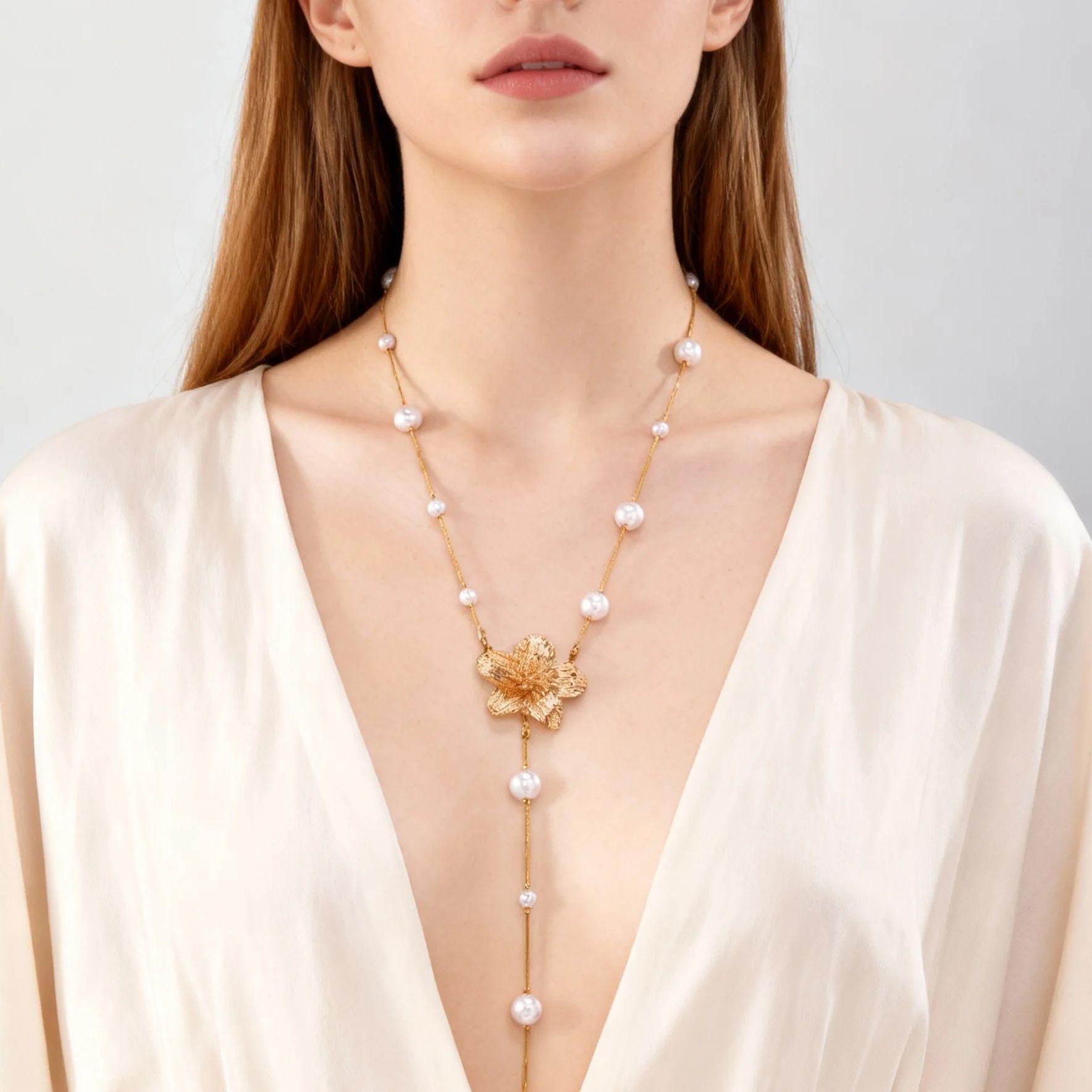 

Fashion Luxury Metal Flower Pendant Necklace for Women Elegant Imitation Pearl Y-Shaped Long Tassel Necklace Daily Wear Jewelry