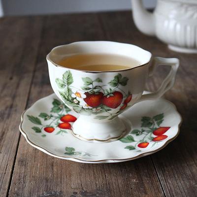 Europäisches Retro-Kaffeetassen- und Untertassenset aus Keramik – handbemalte große Erdbeer-Teetasse aus Porzellan