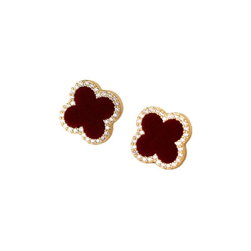 Elegant Four-Leaf Clover Stud Earrings: Versatile, Luxurious, Simple, and Exquisite for Women.