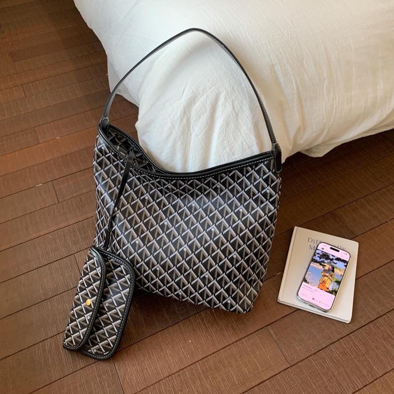 

Европейские и американские детские и материнские сумки 2025 осень новый тренд простая печать гусиная лапка на плечо популярная мода ретро подмышечная женская сумка 35*13*26 чёрный