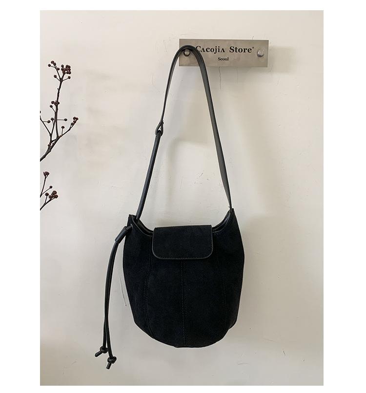 

Small bag women s 2025 new matte retro bucket bag high-end niche design single shoulder underarm messenger bag чёрный