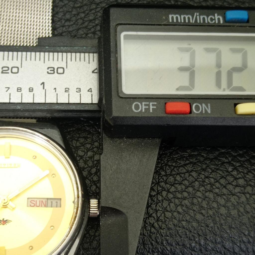 CITIZEN AUTOMATIC 8200 JAPAN MENS VINTAGE GOLDEN COLOR DIAL WATCH a702745-1 R210-a702745