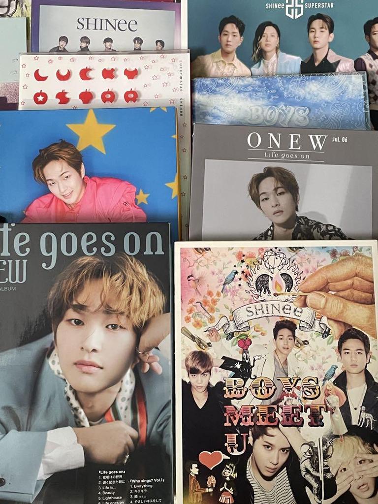 [USED] (Approximately 60 Items) SHINee CD Penlight Goods and Other Set