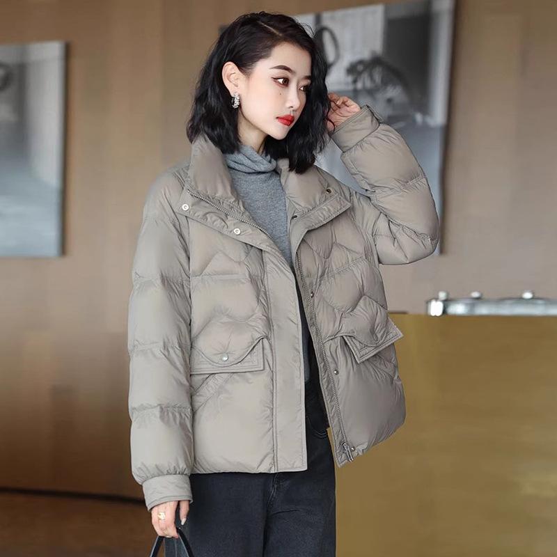 Short down jacket women's 2025 winter new mother outfit stand-up collar retro style small white duck down jacket tide