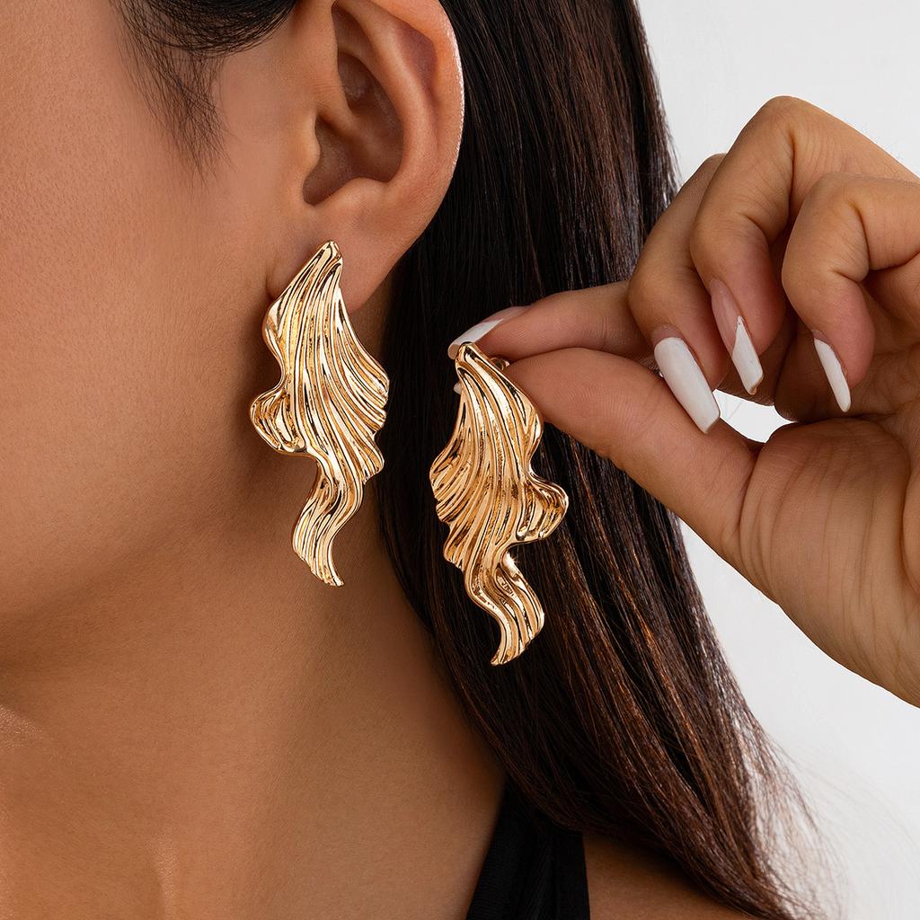 Earrings Exaggerated Creative Fish Pendant Stud Earrings Female, Personalized Metal Wave Fish Tail Earrings