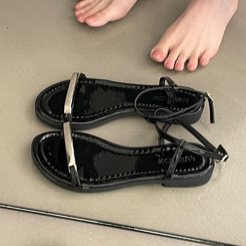 Flat-bottomed silver sandals for women's summer wear 2025 new versatile skirt metal buckle one-word beach Roman shoes