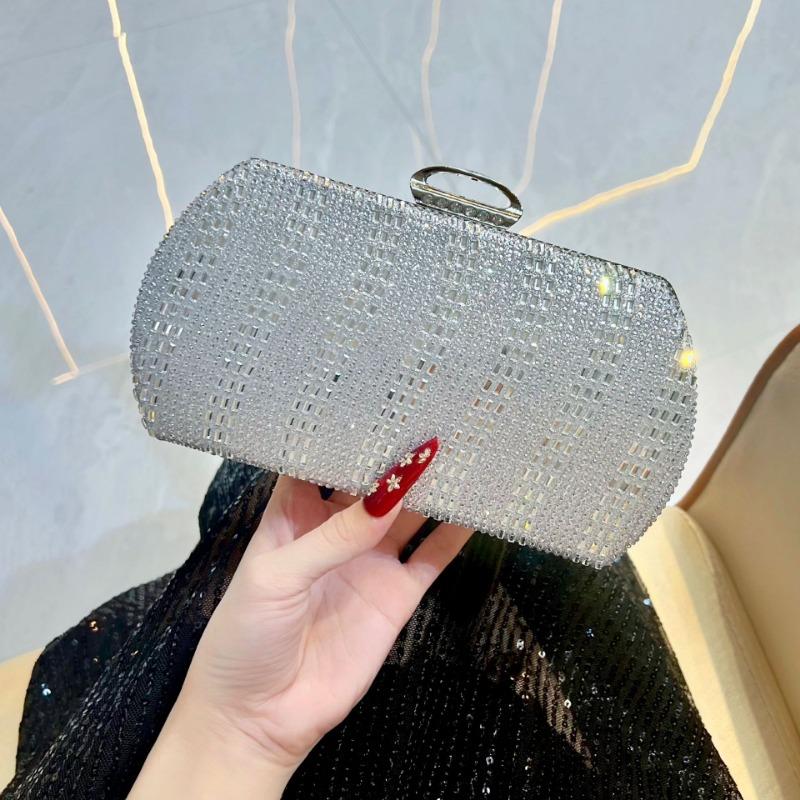 Malá kabelka je módní, elegantní a luxusní dámská kabelka pro společenskou dámu a večerní kabelka.