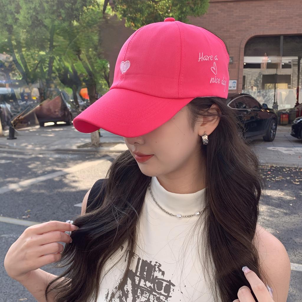 Casquette de baseball pour femme avec trou pour queue de cheval, chapeau de soleil d'été brodé en forme de cœur, respirant et confortable pour un usage quotidien