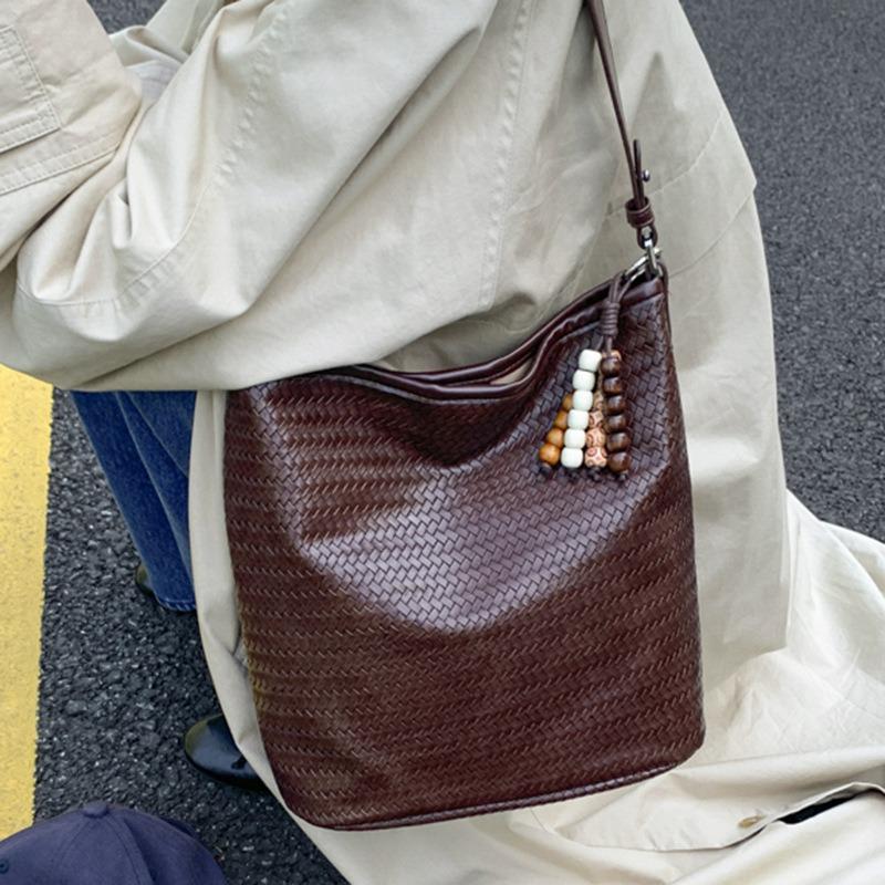Niche Fashionable High-value Woven Bucket Messenger Bag Women's New Trendy Large-capacity Commuter Shoulder Bag