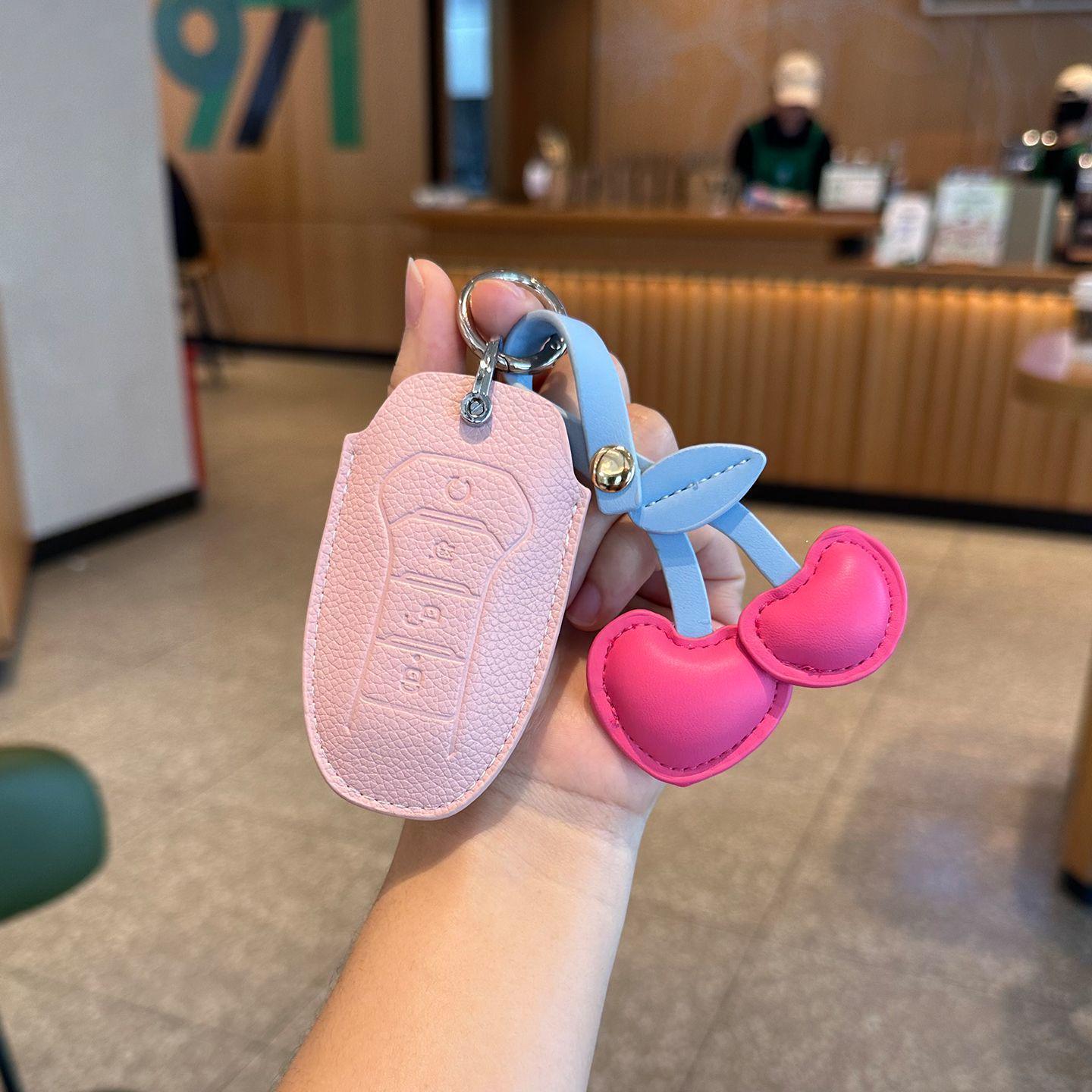 Совместимо с чехлом для ключей BYD: Чайка, Song Plus, Han, Дельфин, Qin Plus, Tang, Seal, 06, Song, ldmi, Xia. Complete Set: Pink Case + Red Cherry