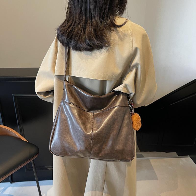This Year, It Is Popular To Supply Large-capacity Women's Shoulder Bags 2025 New Retro Messenger Bags and Commuter Bags.
