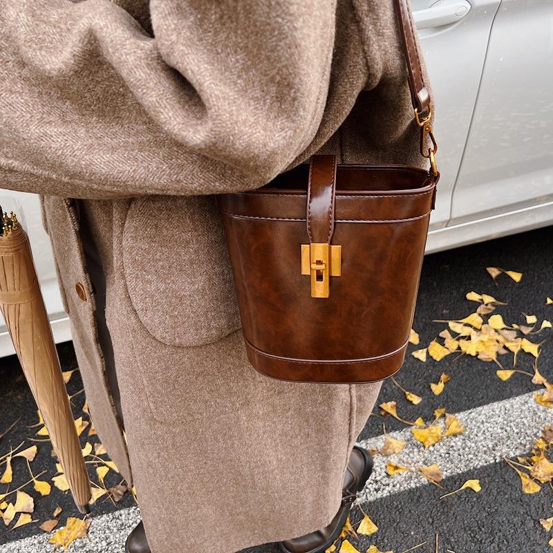 Fashion portable women's bag 2025 summer new fashion simple bucket bag versatile simple shoulder