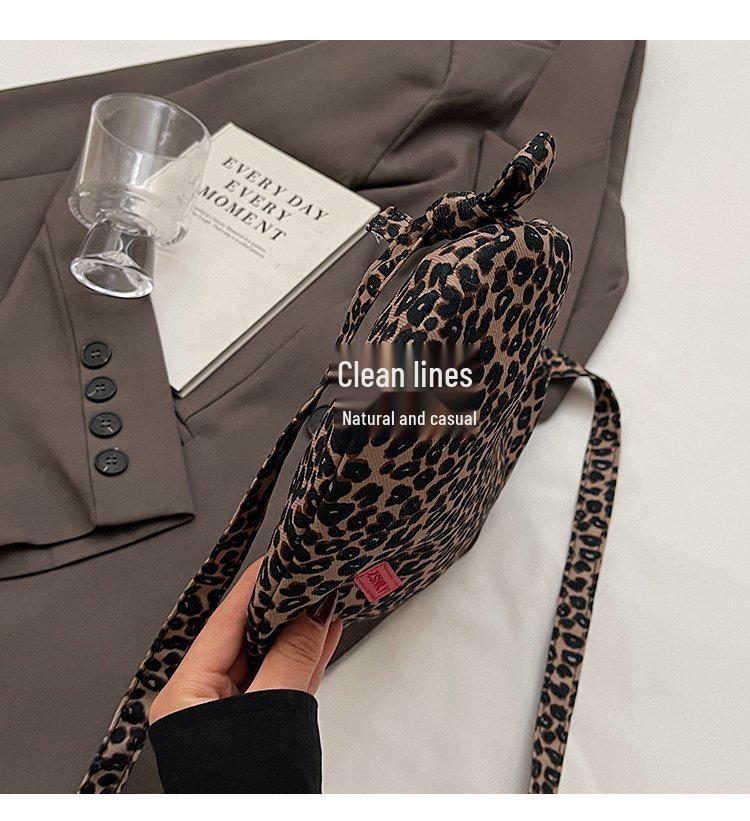 Chic Leopard Print Crossbody Bag - Spring Style, Versatile Women's Handbag for Students, Retro Casual Single Shoulder Bag.