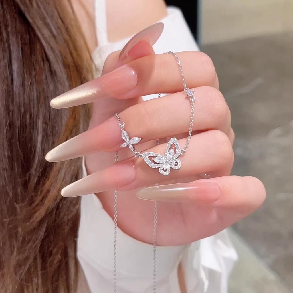 Schmetterlingshalskette – Zeitlose Eleganz, Transformation & Freiheit