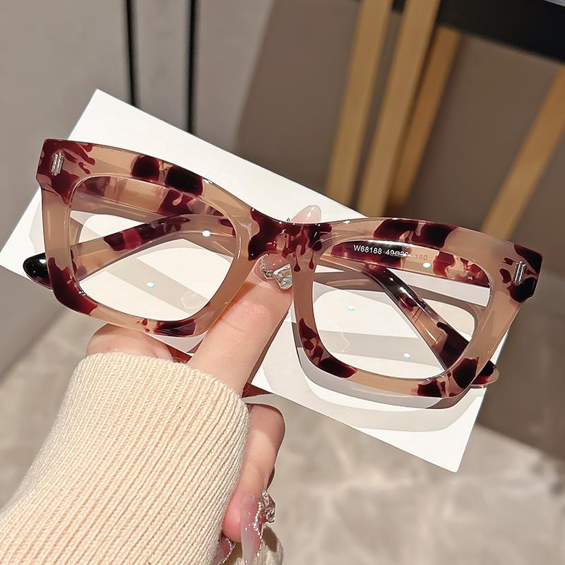 Fashionable and retro small square anti-blue light glasses, a fashionable item, are a flat light lens for street photography