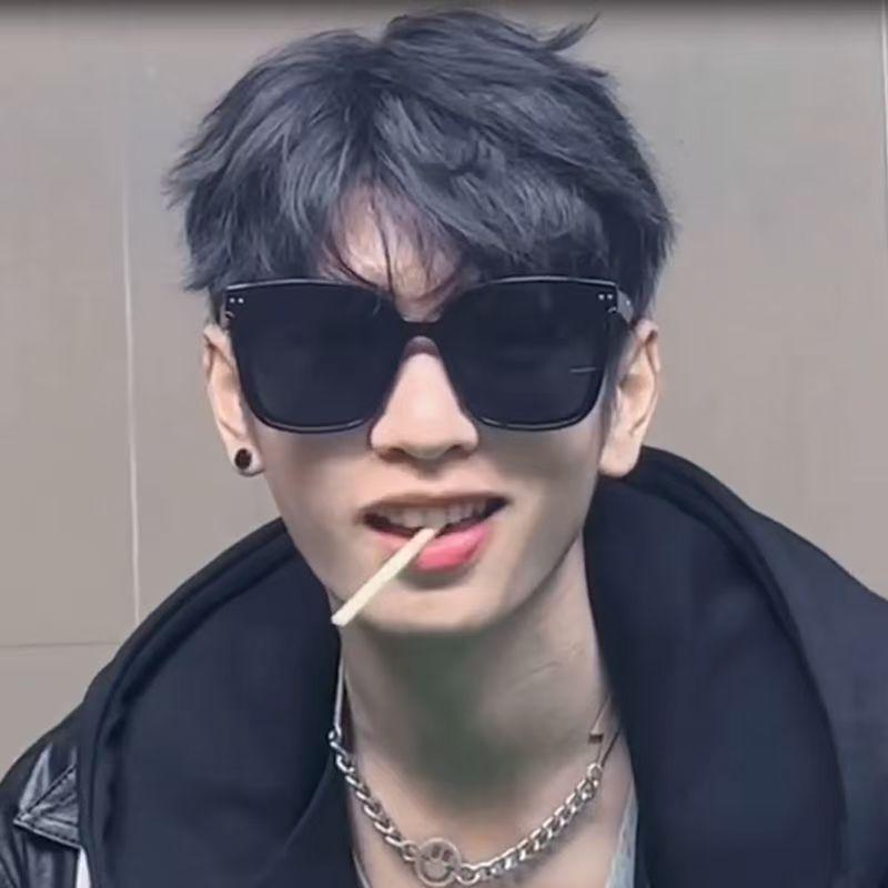 New High End Light Luxury Sunglasses Summer Men Driving Eyeglasses Fashion Women Small Framed Square Eyewear Uv400