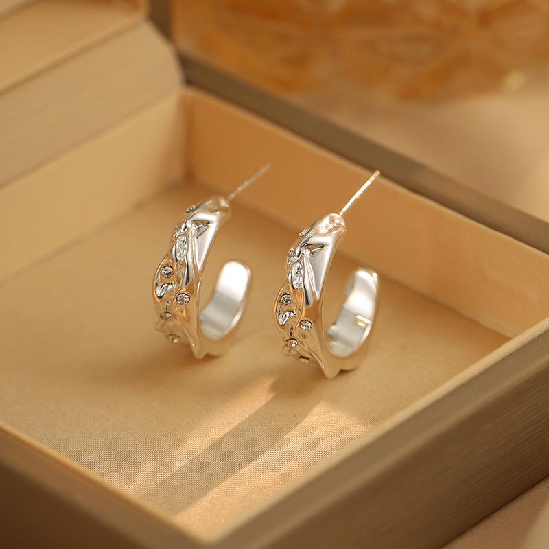 

Нишевые высококачественные серьги-гвоздики женские индивидуальные дизайнерские золотые серьги Sense Temperament Cold Wind серьги 18K серебряный