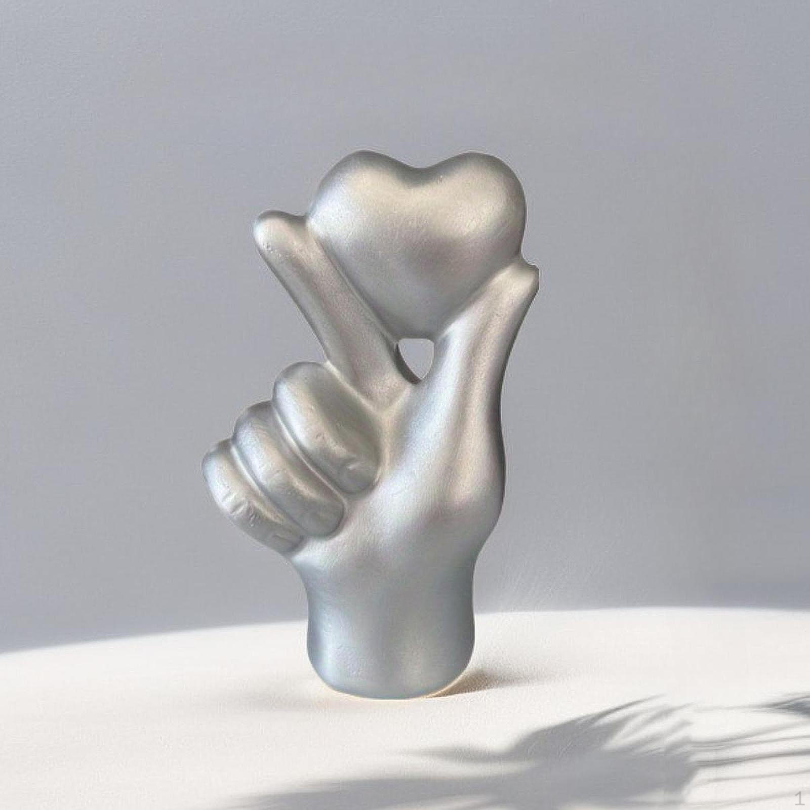 

Скульптура из смолы в форме сердца для демонстрации на столе 7,5x4,2x11 см, коллекционная Silvery