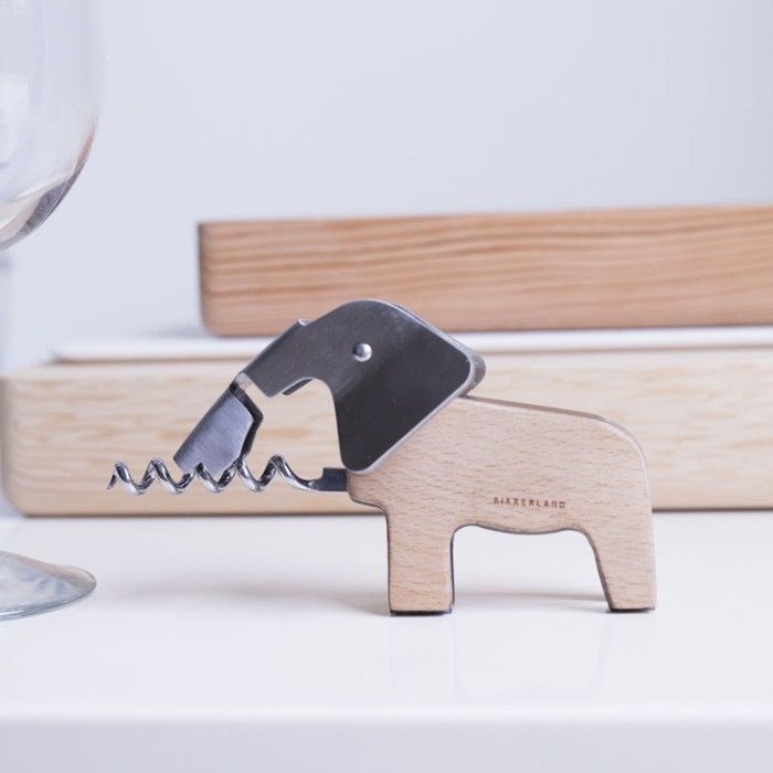 Tire-bouchon - kikkerland - eléphant - acier inoxydable - bois hêtre - design contemporain
