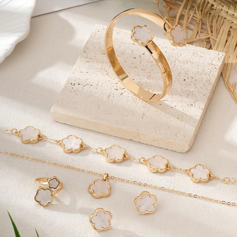 1 sada zářivých šperků Lucky Flower Set Třpytivé náušnice, náhrdelník, náramek, náramek a prsten – módní slitinový soubor pro ženy – perfektní dárek