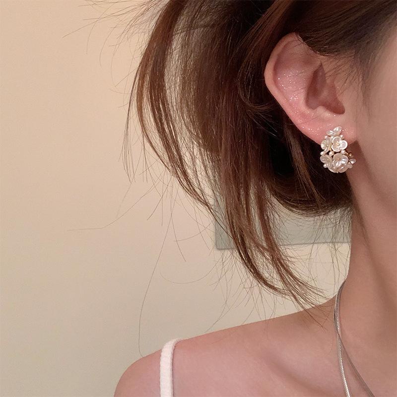 Flower C-shaped stud earrings French fashion cold temperament earrings unique niche high-end earrings