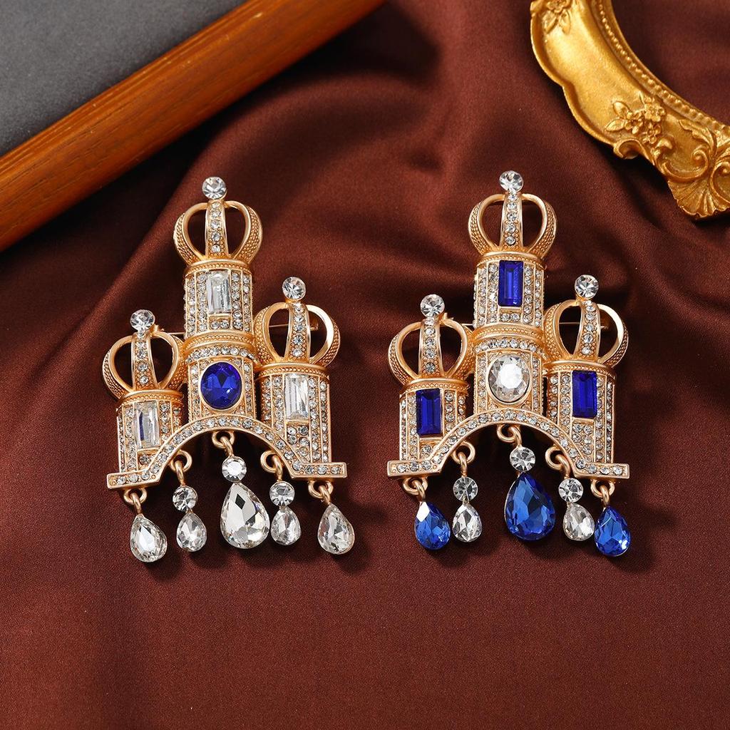 Retro Court Style Castle Brooch: Elegant Women's Rhinestone Tassel Coat Pin Accessory