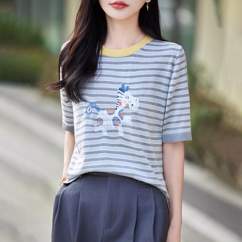 Женская летняя новая модель, вязаная футболка с коротким рукавом, круглым вырезом, разноцветная полосатая, с вышивкой в виде всадника M