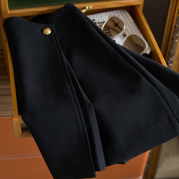 In Stock: Elegant One-Piece Pleated Short Skirt with Chic Metal Buckle for Women
