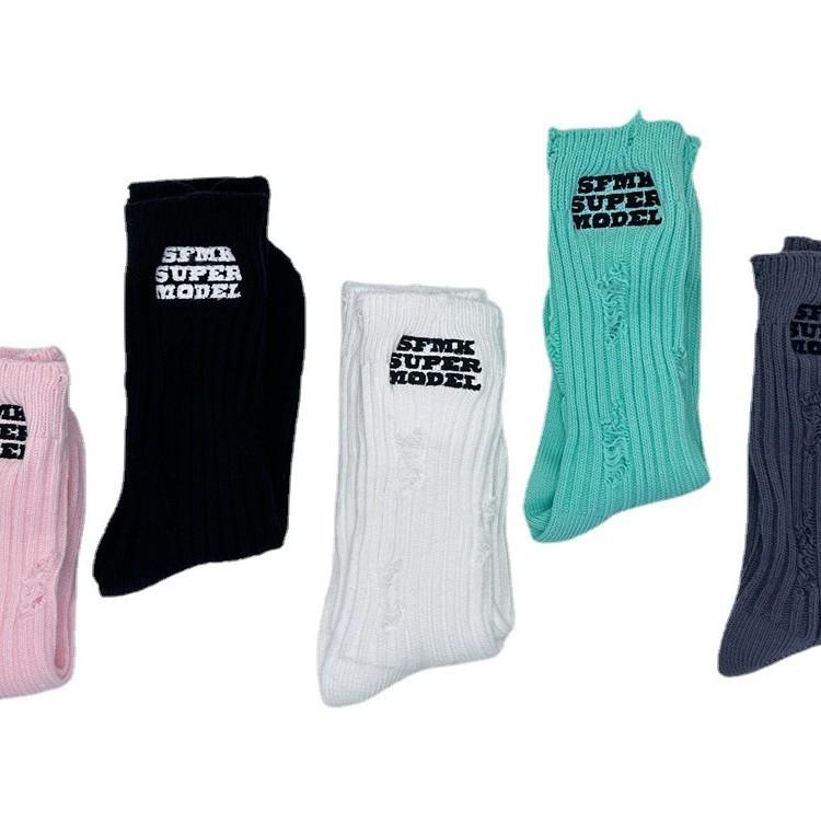 Lochsocken Englische Buchstabenstickerei Bettlersocken Streetstyle Kreativ Einfarbig Internet-Berühmtheit Mittellange Stapelsocken