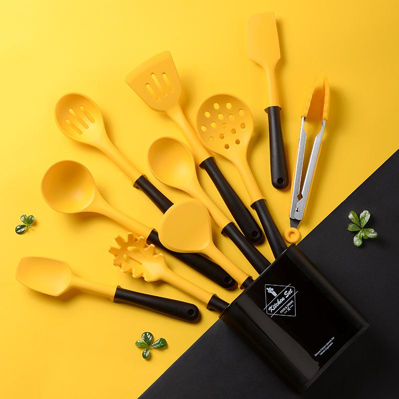 Set di Attrezzi da Cucina in Silicone Patchwork Nero e Giallo, Set da 10 Pezzi, Secchiello Contenitore per Utensili da Cucina