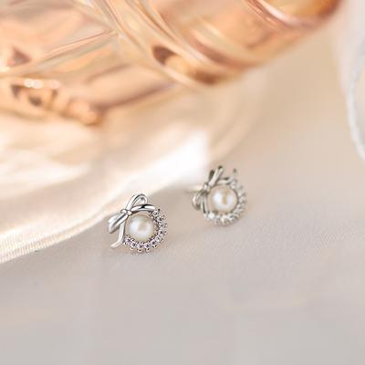 High-end Bow-shaped Pearl Earrings for Women with Light and Luxurious Exquisite Small Earrings Versatile Matching