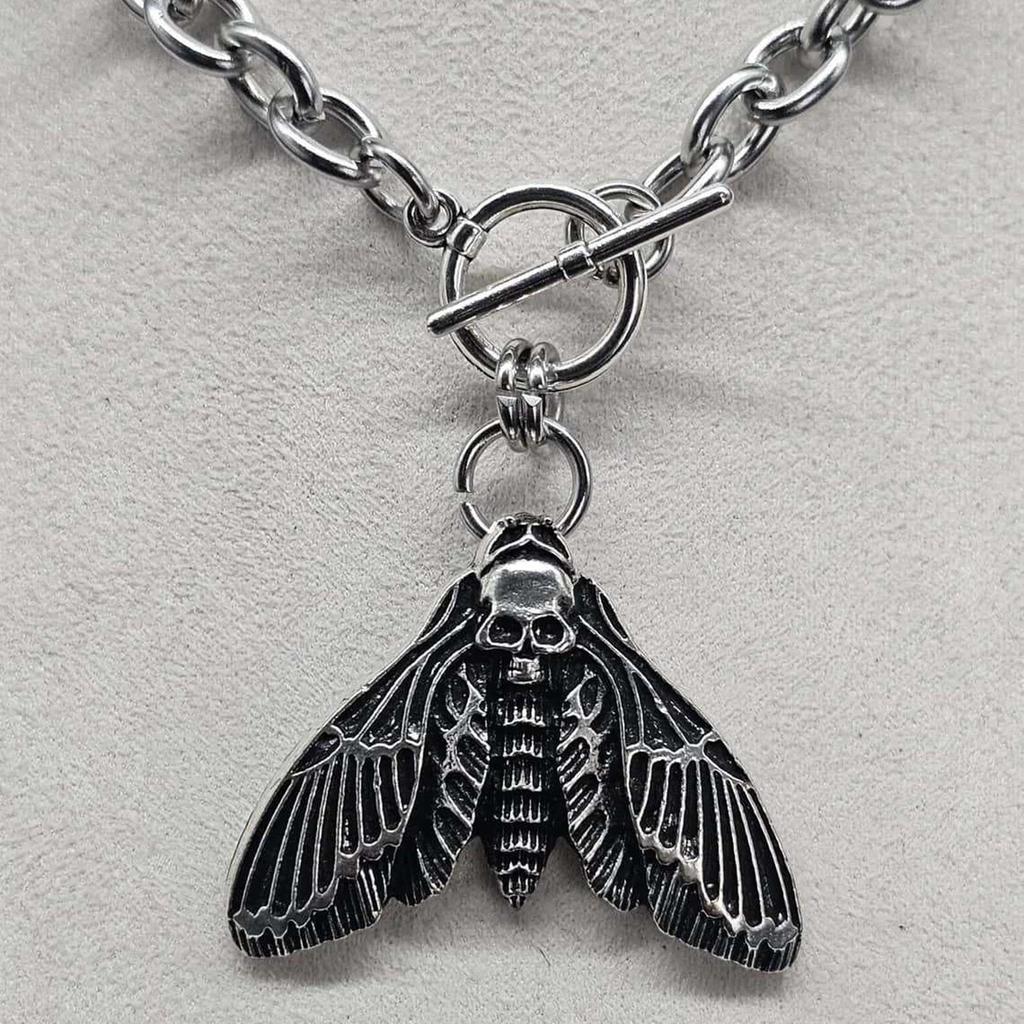 Dunkles Ästhetik T-förmiges Mottenhalskette Legierung Anhänger Halskette Gotischer Schmuck für Liebhaber des Alternativen Stils