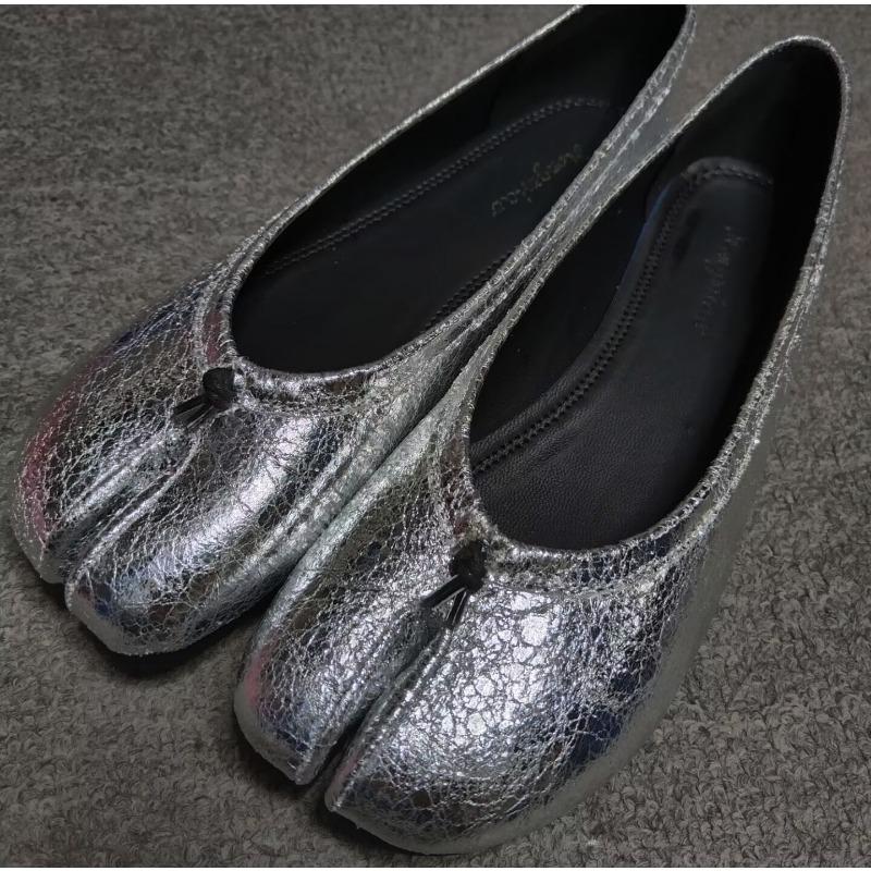 Split-toed Shoes Women's Retro Niche Design Light-mouth Flat-bottomed One-pedal Beanie Shoes Pig's Trotters Burst Silver Single Shoes