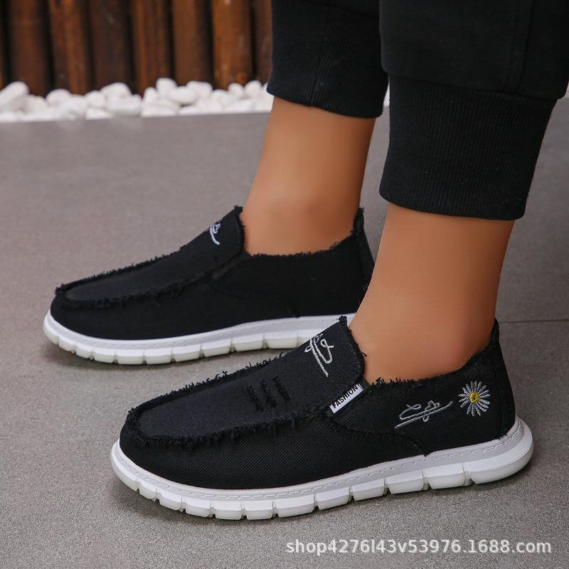 

Men s canvas shoes breathable men s shoes soft sole old Beijing cloth shoes casual embroidery shoes small chrysanthemum breathable light 36 чёрный