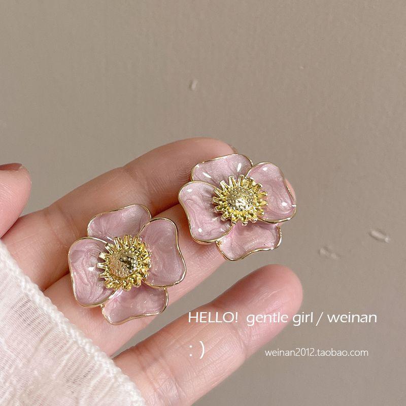 

Milk Powder Gentle Spring Flowers Mosquito Coil Ear Clip Fancy Niche Style Drop Glazed Stud Earrings Earrings Jewelry Female A pair of stud earrings