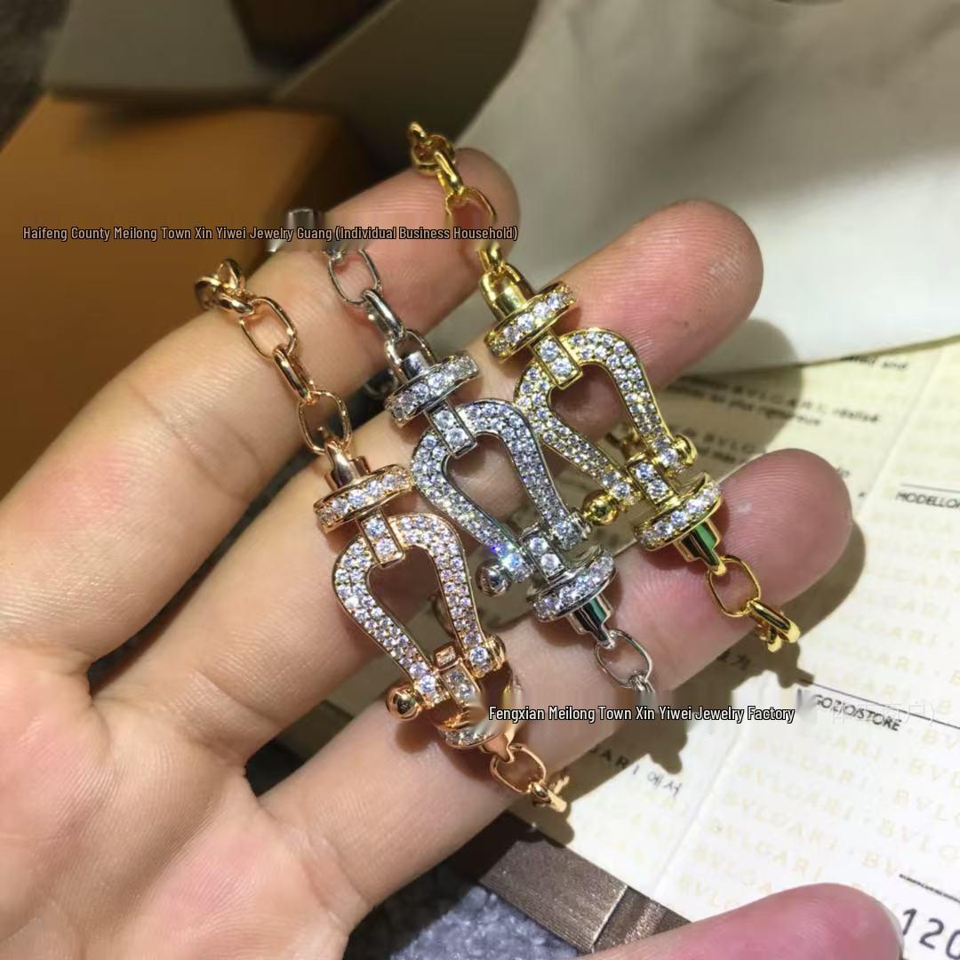 

18K Gold Horseshoe Buckle Bracelet, High-Quality V Design, Plain or Full Diamond Inlaid Options. 17 cm