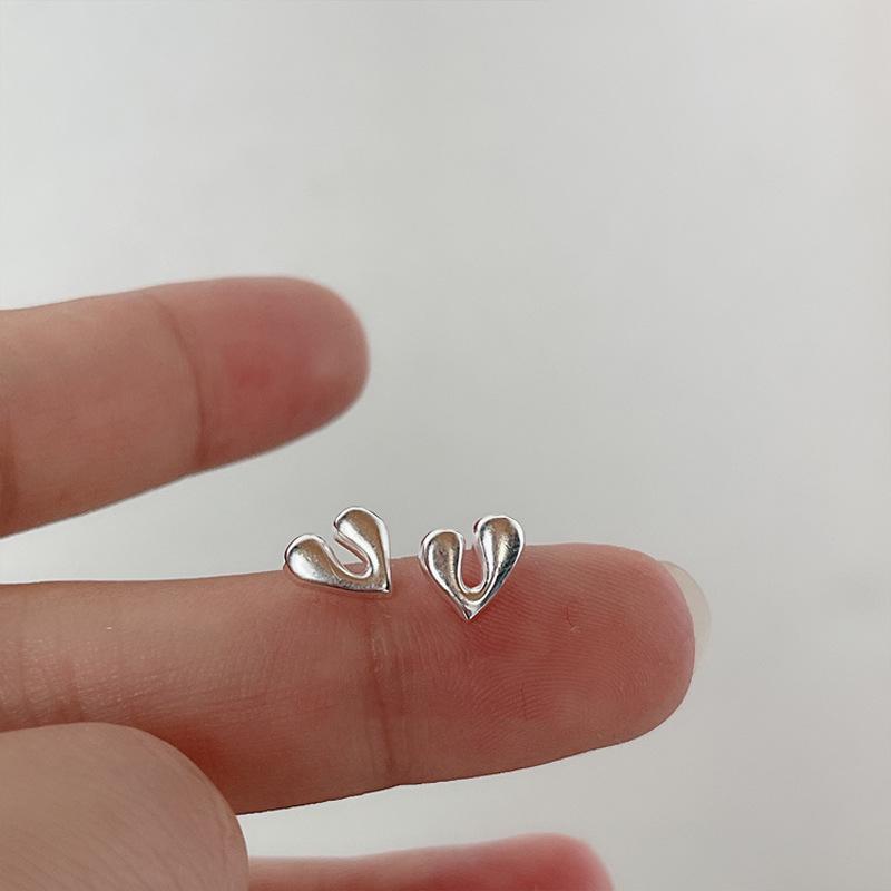 Exquisite Heart Earrings: Fashionable, Lightweight, and Luxurious Design for Women
