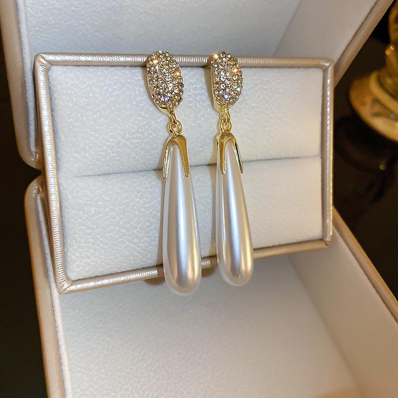 Exquisite Zircon Tassel Earrings: Sparkly, Versatile, Minimalist Design with Light Luxury Appeal.