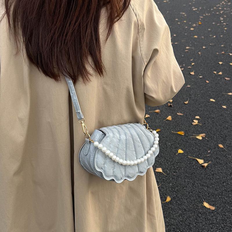 Süße Einfache Klappschalen-Umhängetaschen für Damen Tragbare Damen-Crossbody-Tasche Einfarbige Damen-Perlenketten-Handtaschen Geldbörse