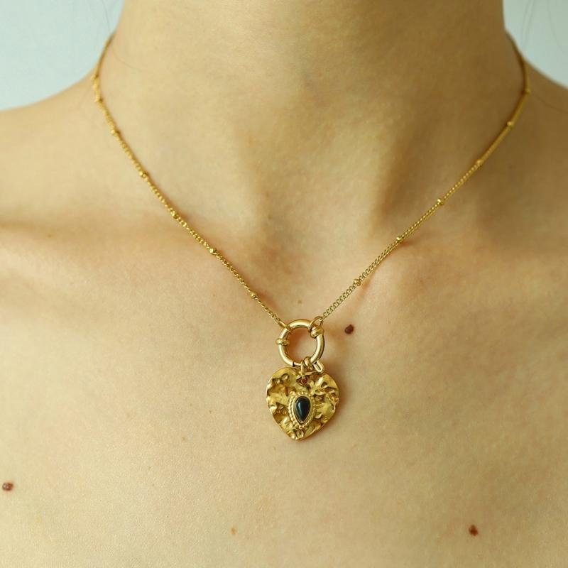 Nordic Inspired Heart Pendant Necklace Unique Vintage Heart Necklace Accessory with Golden Chain for Trendy Outfits