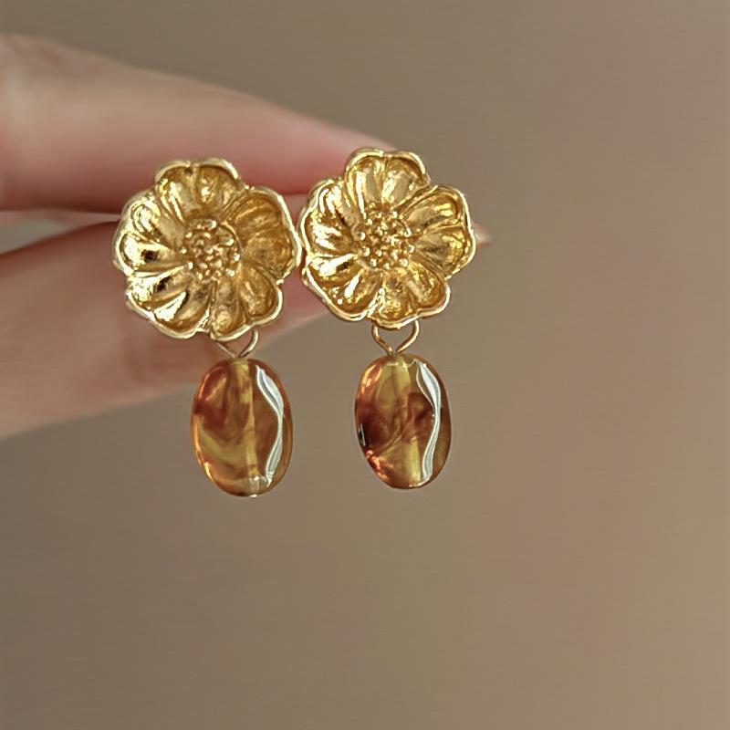 Maillard coffee color geometric earrings 2025 light luxury high-end temperament stud earrings niche retro style earrings
