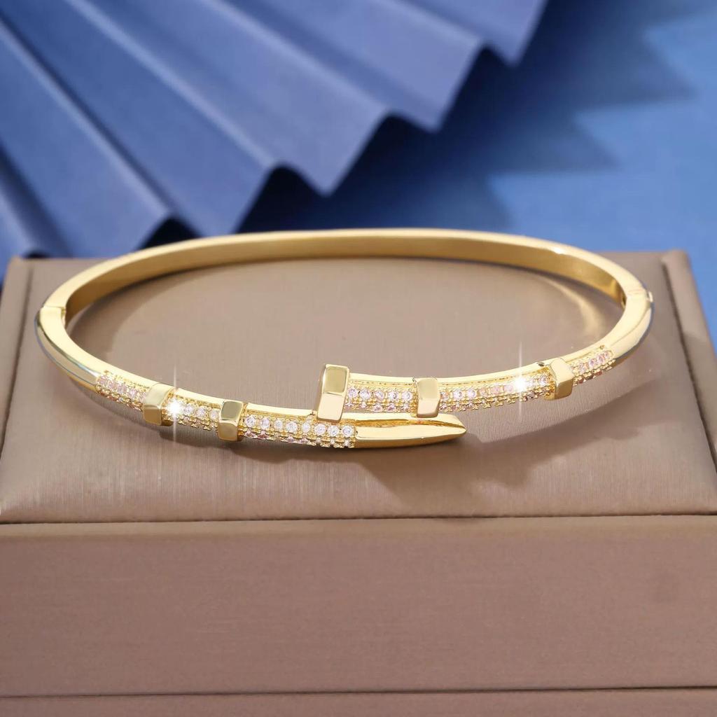 Exquisites 2025 Europäisch-Amerikanisches Nagelarmband mit Zirkon, Luxuriöser Kupferschmuck
