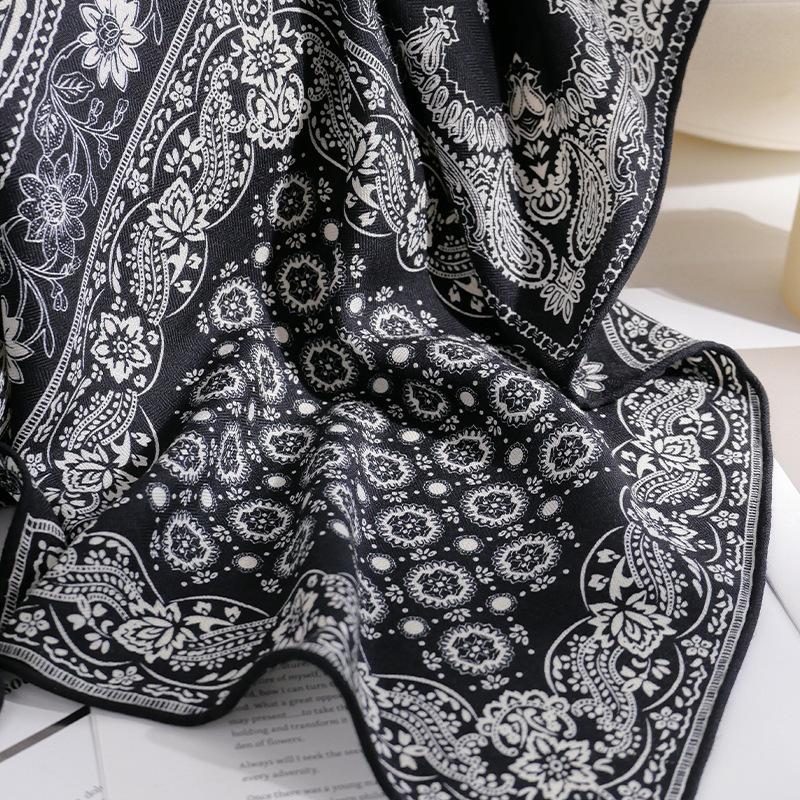 Cashew flower small square scarf silk scarf women's 2025 new scarf women's spring and summer high-end tie neck accessories neck strap decoration