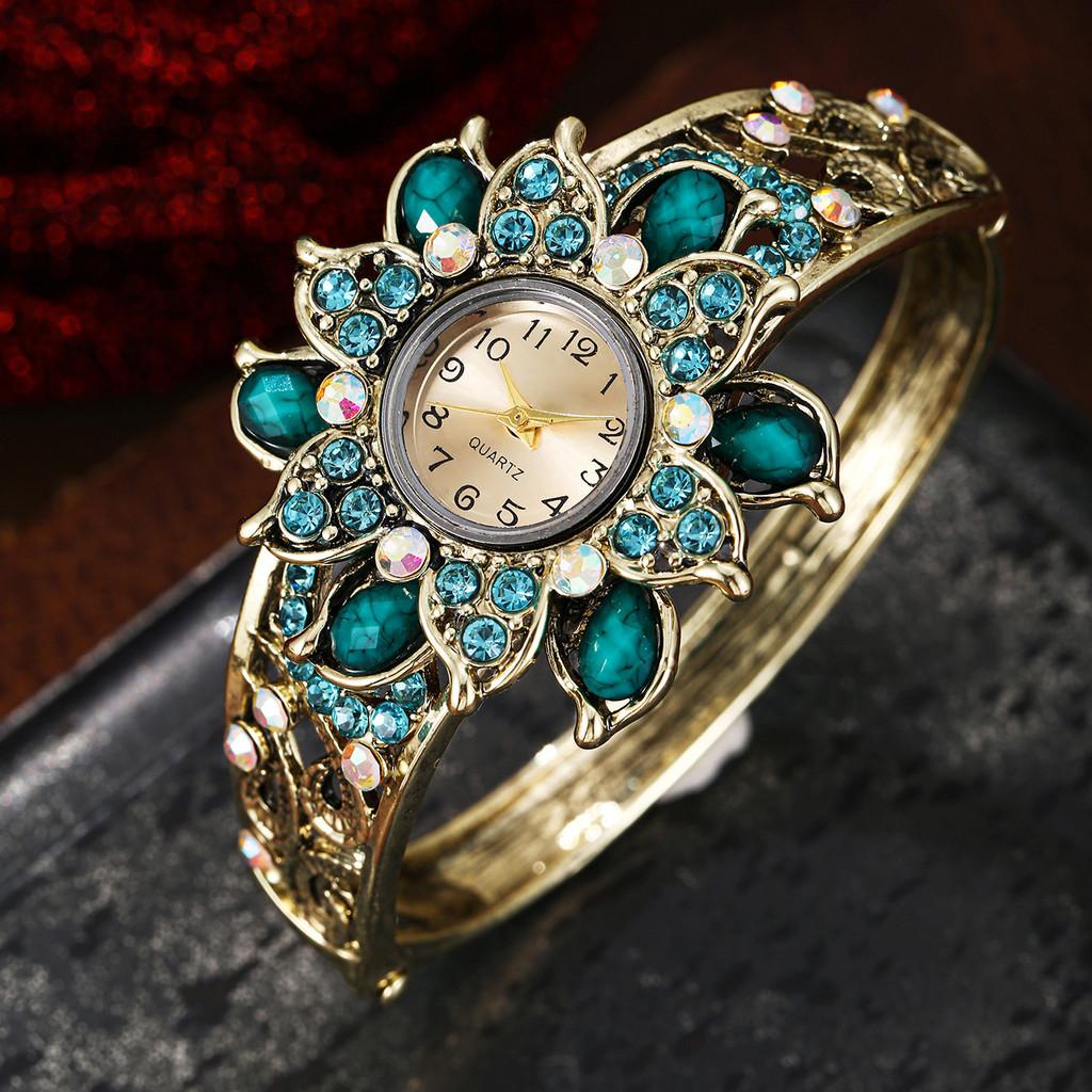 Fashion Quartz Watch For Women With Diamond Inlay And Alloy Bracelet