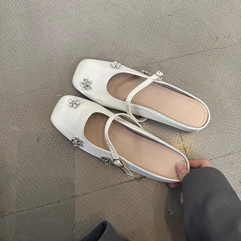 

Fashion A Woman Wearing The 2025 New Half-top Mary Jane Single Shoes with A Rhinoceros Flower Cap for Summer Outerwear 35