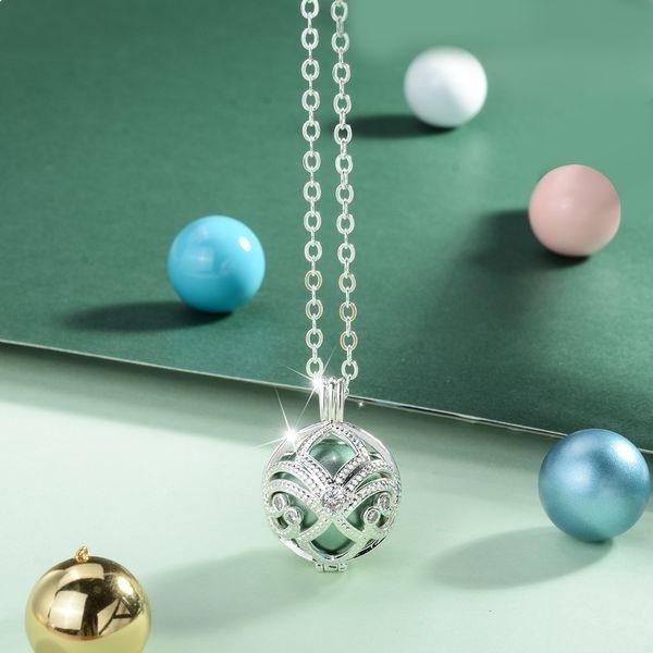 Iris-Schwangerschaftsbola mit verkrusteten Kristallen und blauer Kugel