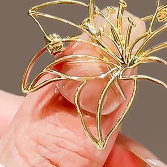 Women Brooch Smooth Edges Hollow Flower Design Lapel Pin Non-Slip Buckle Scarf Badge Clothing Bags Accessories