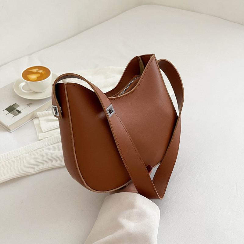 Urban Women s Shoulder Bag 2023 Spring Fashionable Chic Single Shoulder Underarm Bag коричневый