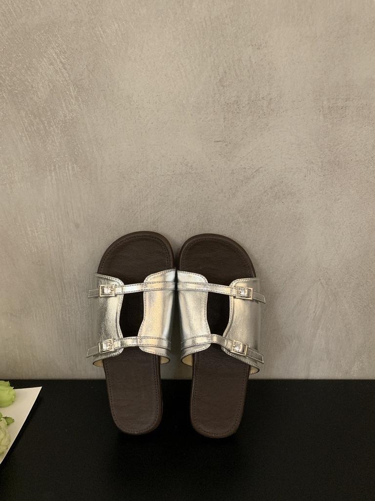 Flat-bottomed silver slippers women's shoes wear 2025 new summer retro sandals seaside sandals