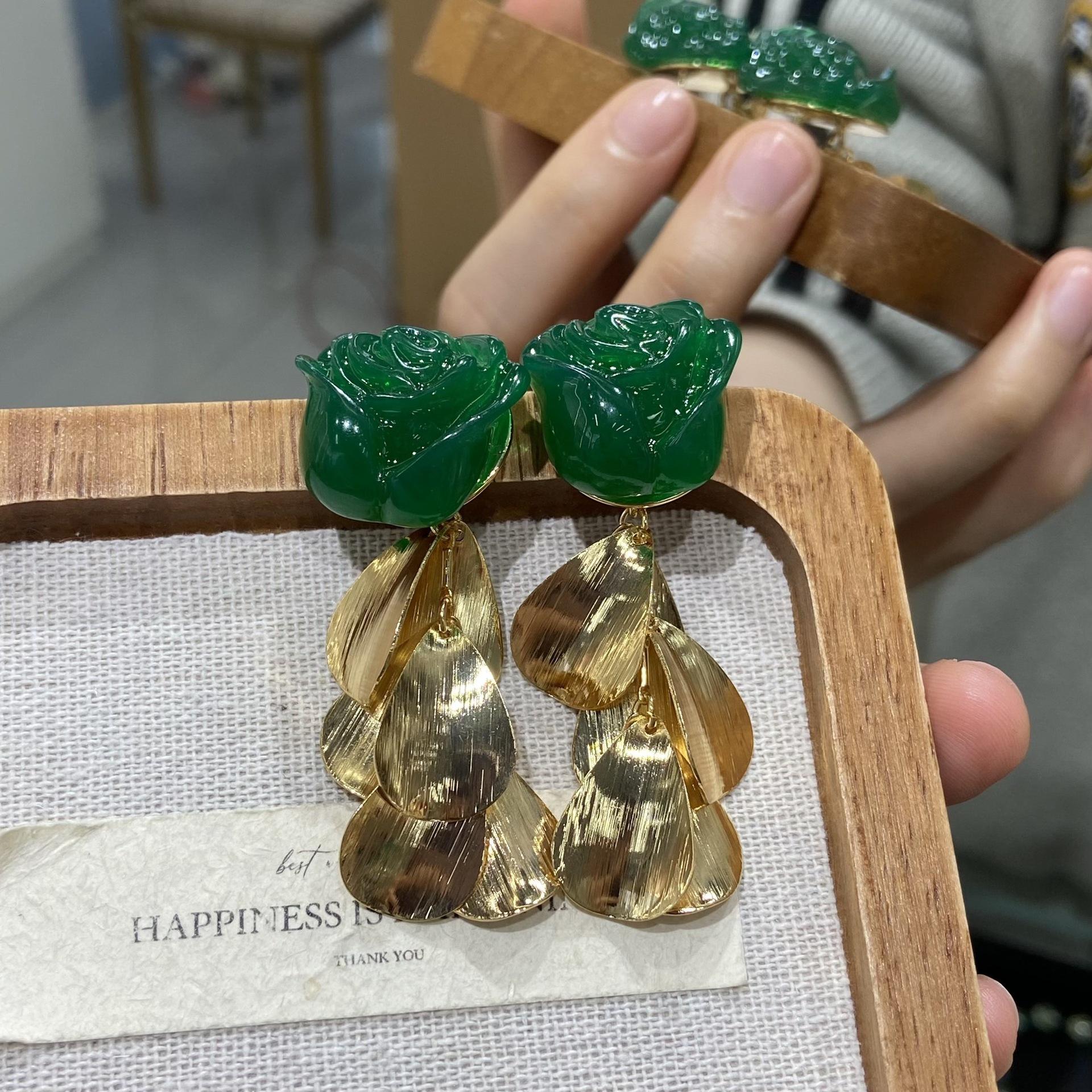 

Rose Gold Leaf Fringed Stud Earrings Women S Fashion Commuter Versatile Earrings Light Luxury High-End Earrings Women